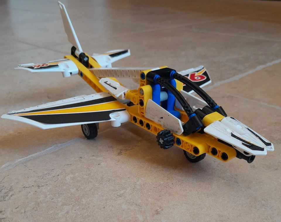 LEGO Technic 42044 Display Team Jet, foto 1 di 5