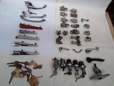 LOTTO RICAMBI MANIGLIE BLOCCHETTI CHIAVE ACCESSORI VARI PER DAF AUTO ANNI 60-70