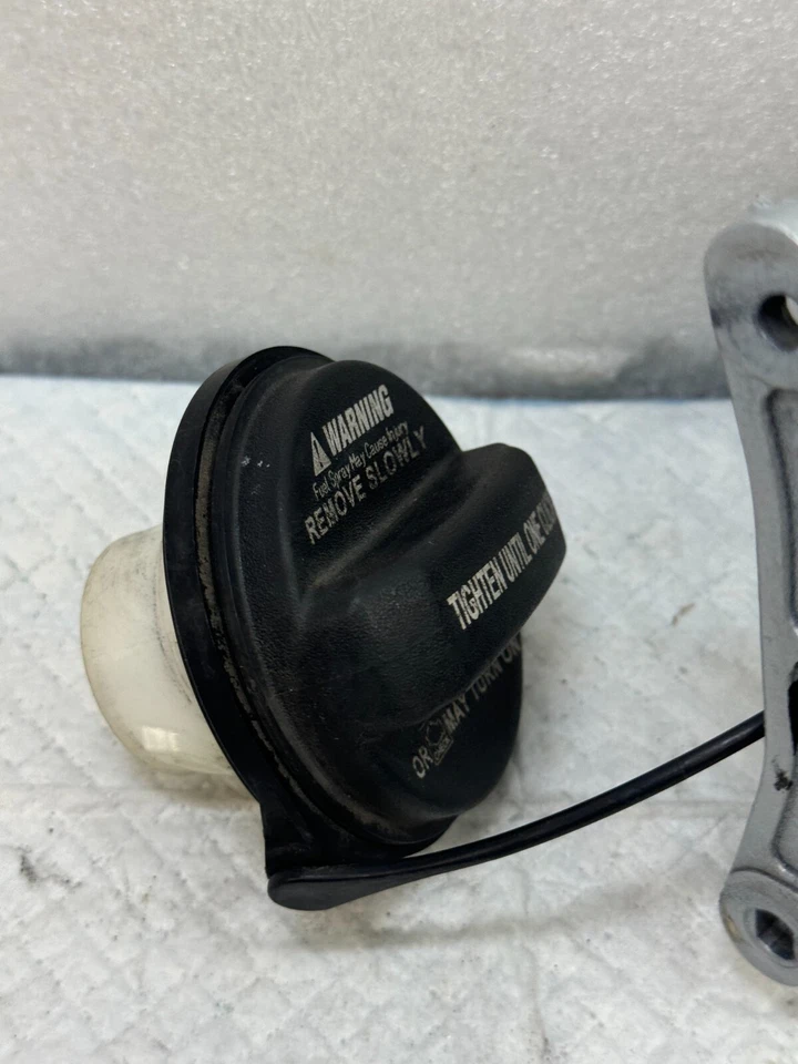 2010 HYUNDAI ACCENT TAMPA DA PORTA DE ENCHIMENTO DO TANQUE DE COMBUSTÍVEL GASOLINA 69510-1E001 FABRICANTE DE EQUIPAMENTO ORIGINAL (116) - Imagem 4 de 4