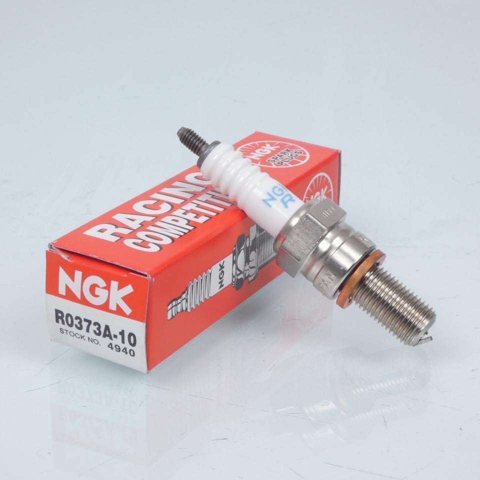 Bougie d'allumage neuve pour restaurer le moteur de la Yamaha 750 YZF R7 1999