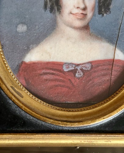 RARE ANTIQUE EARLY 1800s HAND PAINTED MINIATURE YOUNG WOMAN IN RED DRESS W/CURLS - Picture 3 of 5