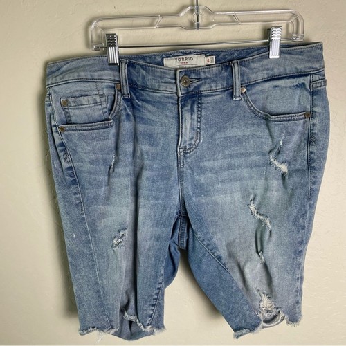 Torrid Distressed Light Wash Bermuda Shorts 14 12666952 - Picture 2 of 12