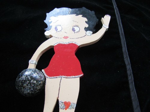 Betty Boop In Red Dress Wooden Cut Out - Imagen 2 de 6