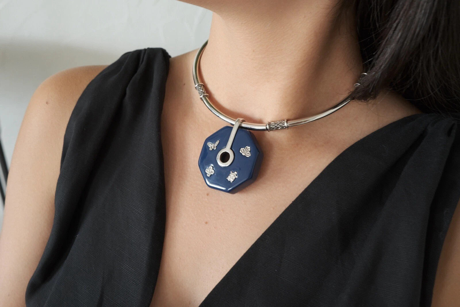 GIVENCHY COLLANA GIROCOLLO VINTAGE GIVECHY 1976 CIONDOLO ESAGONALE EPOSSIDICO TONO ARGENTO