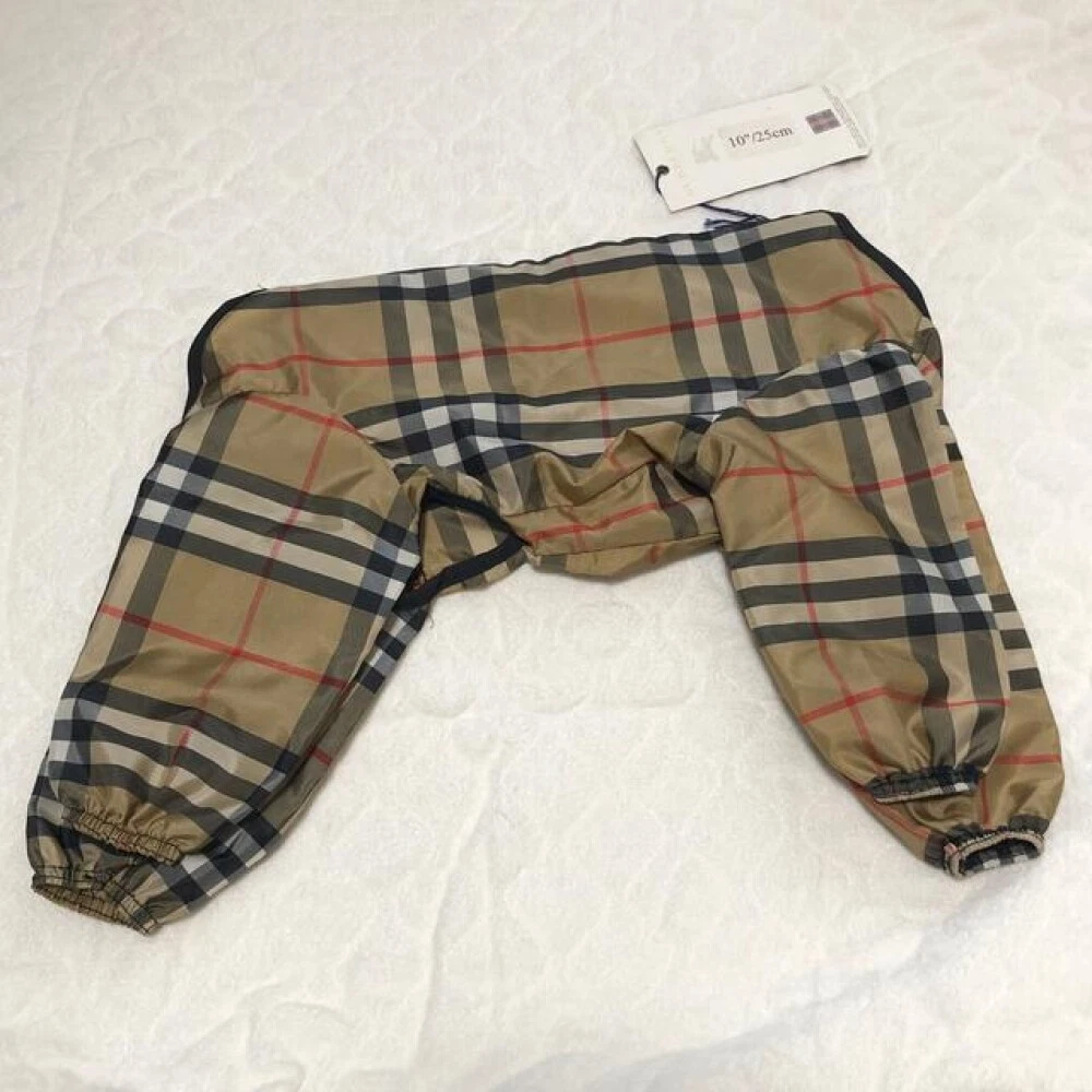 44 kuvaa aiheesta burberry raincoat dog