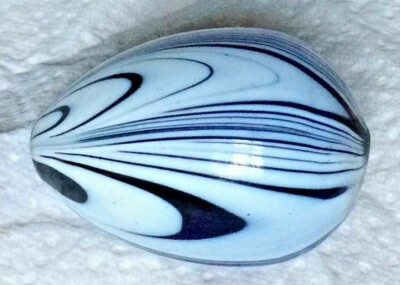 Ei aus blau-weißem Muranoglas, Italien
