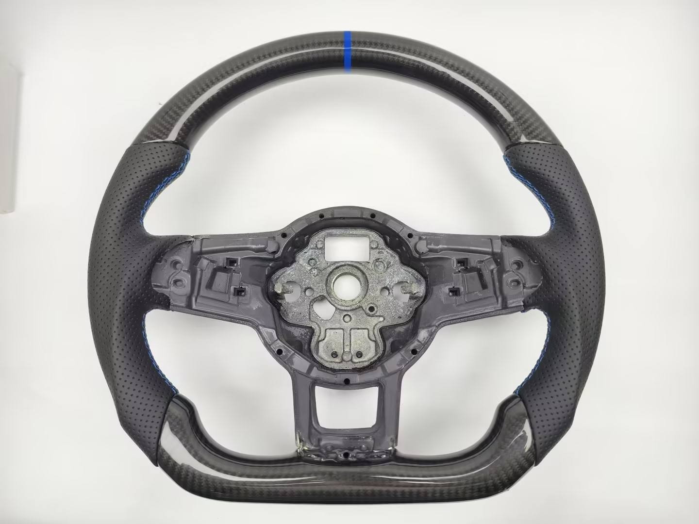 Volant sport en carbone pour Golf 7 GTI afin de retrouver des sensations de course