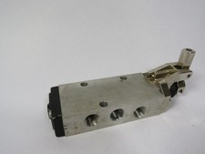 Parker 422CR023W 3-Position Lever Valve 3/8"NPT 150PSIG *NO Handle*  USED