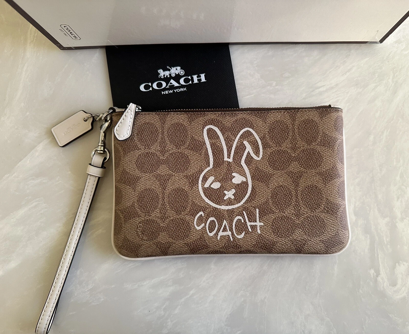 NUOVO BRACCIALETTO CONIGLIO CONIGLIO LUNARE FIRMATO COACH TANN GESSO CF939