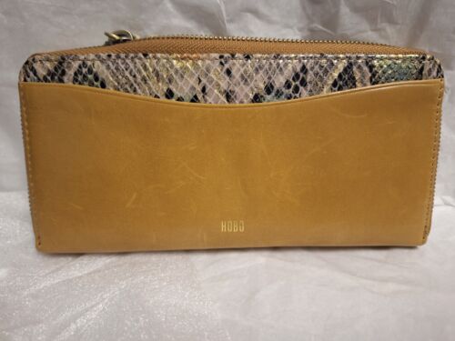 Hobo Brand Max Large Zip Around Wallet in Natural Leather - Picture 4 of 8