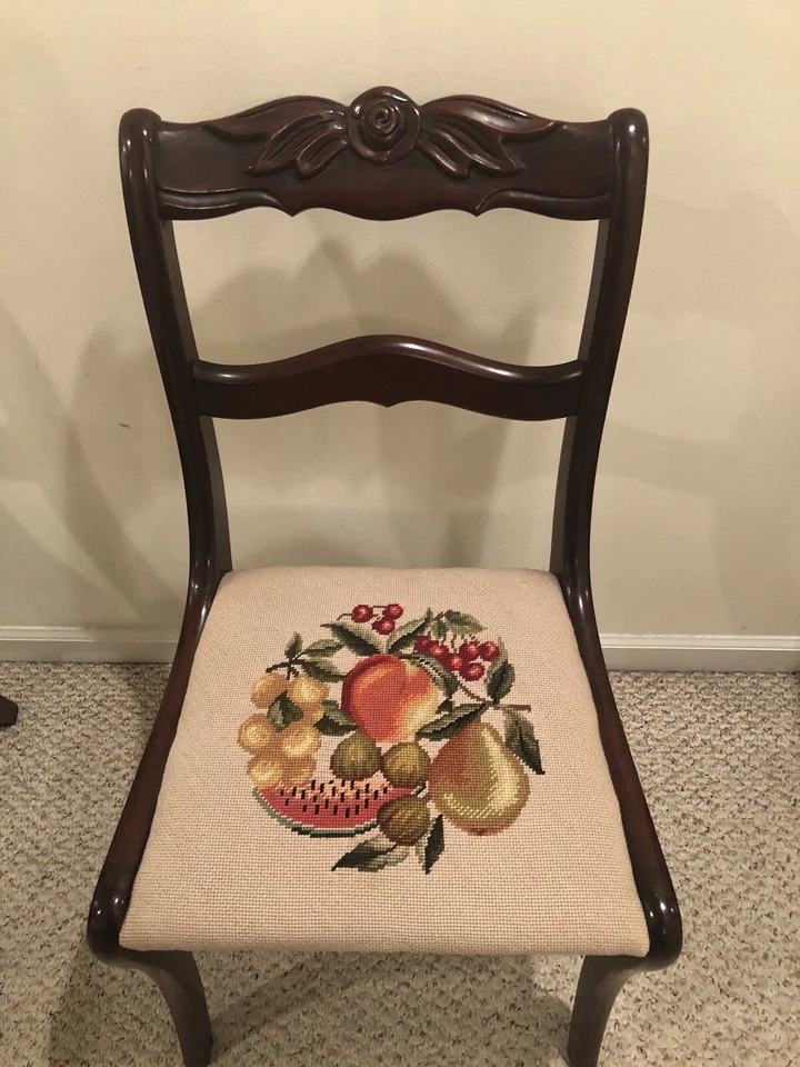 Sillas de regencia Duncan Phyfe estilo caoba maciza. Espalda tallada en rosa. Punta de aguja. Foto 2 de 4