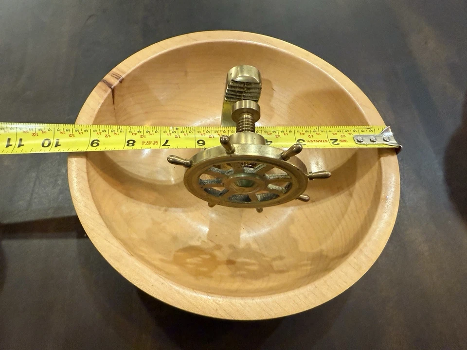 Винтажное латунное корабельное колесо и резная чаша из клена Lou Rudinski 9,5 дюйма - Изображение 4 из 4