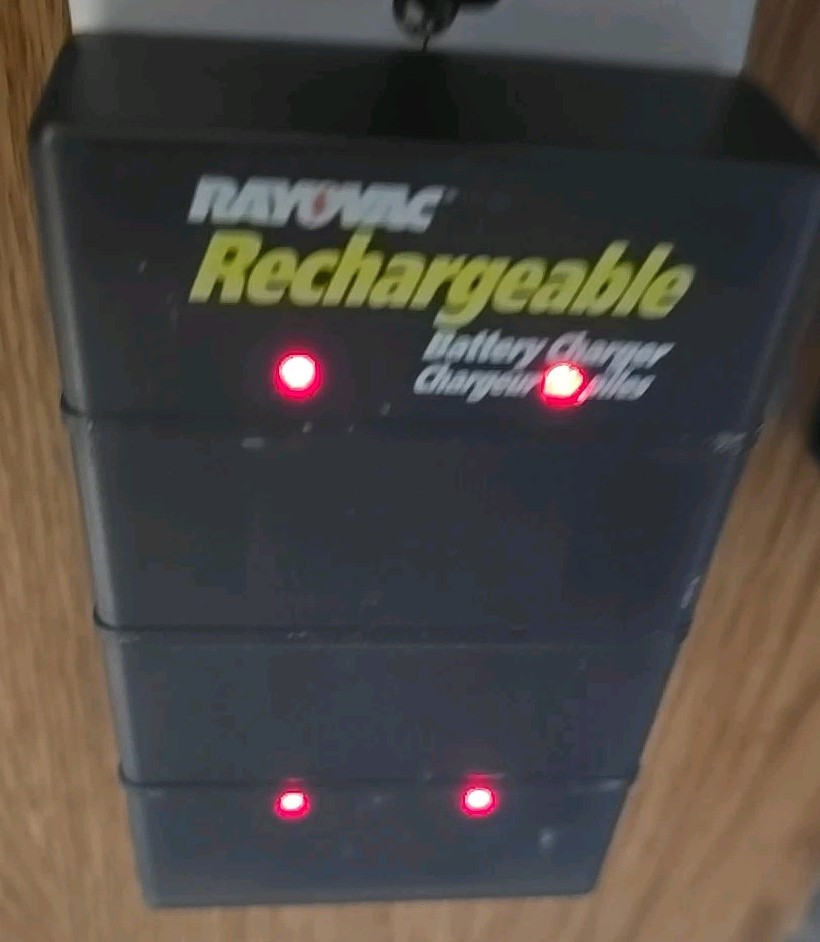 Rayovac PS332 AA x4 NiMH Wall Battery Charger Rechargeable Plug Batteries