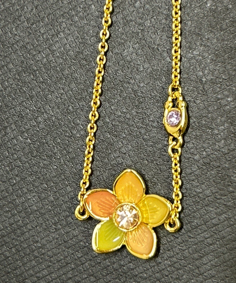 Juego de pulsera deslizante y pendientes Huggie transparentes de flores silvestres COACH Foto 4 de 4