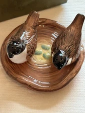Vintage Cracker Barrel Salt And Pepper Shakers Birds Sitting In Nest Blue Eggs
