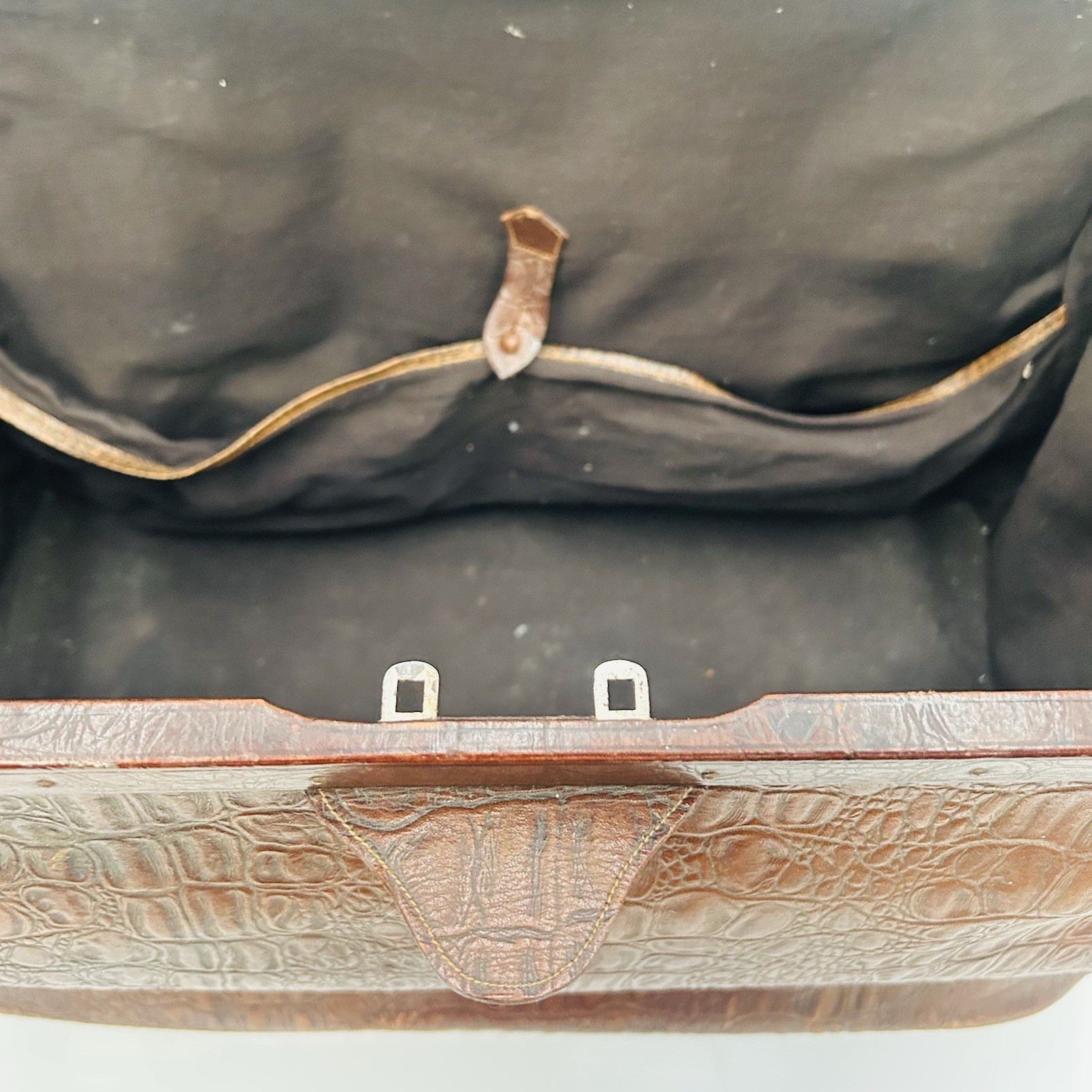 VTG Tooled Leather Doctors Bag Large Tan Antique Gladstone Style Satchel NO KEY