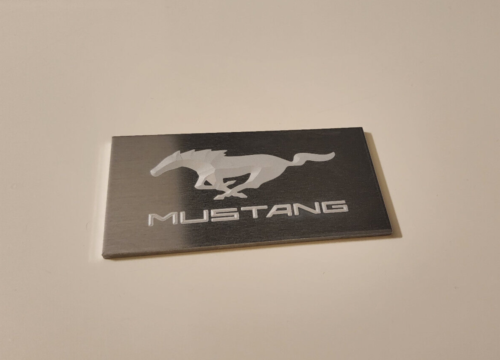 Plaque de tableau de bord insigne gravé moteur Mustang pour toutes les années avec adhésif - Photo 1 sur 17