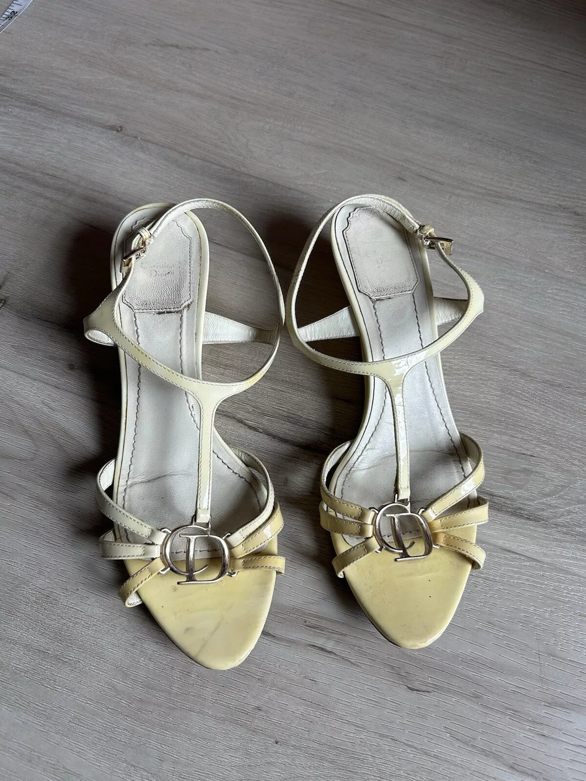 SANDALE TALON BLANC CRÈME ET LOGO CD JAUNE CHRISTIAN DIOR