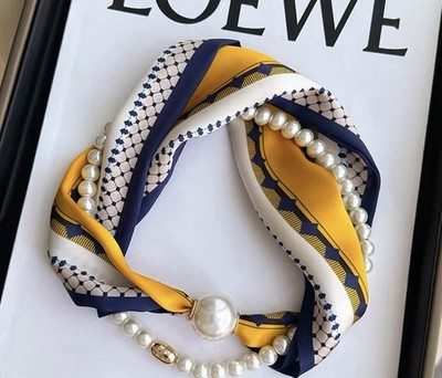 A pearl necklace with a magnetic clasp will be the perfect accessory for women