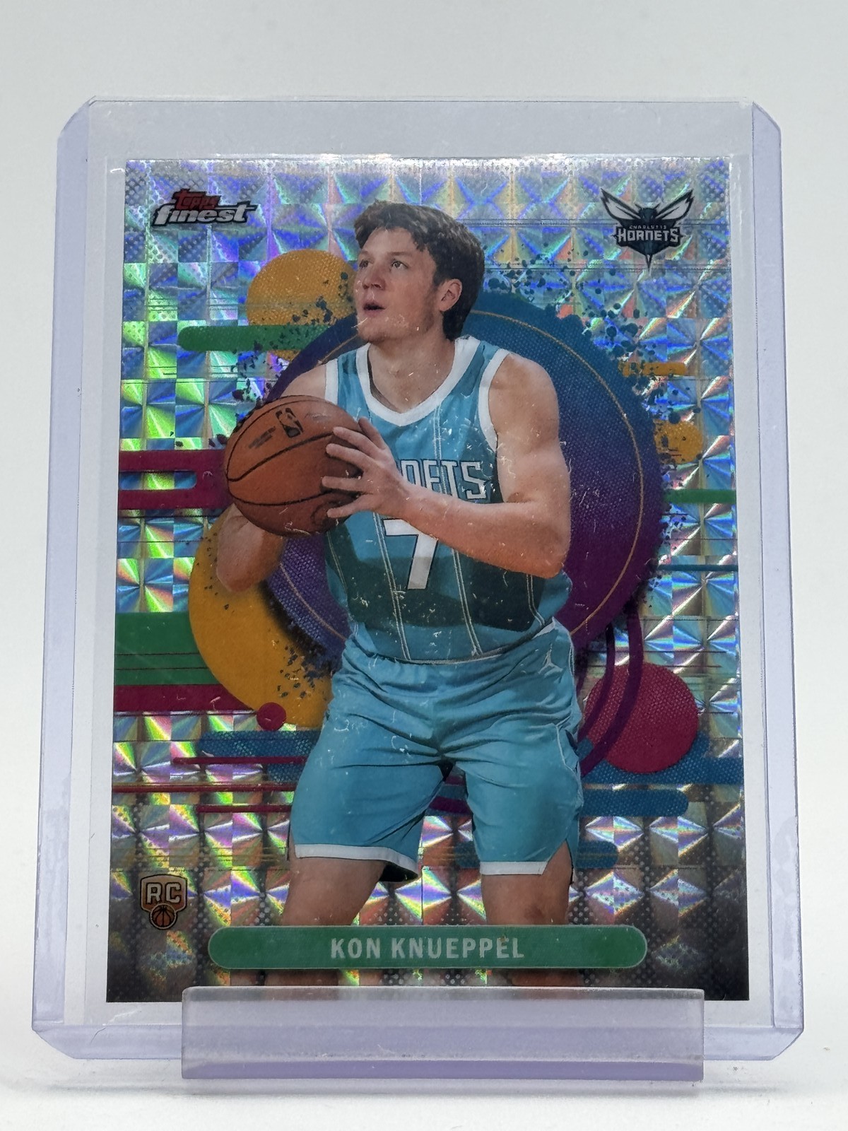 KON KNUEPPEL 2025-26 TOPPS FINEST ROOKIE GEOMETRIC REFRACTOR #104 HORNETS Q6846