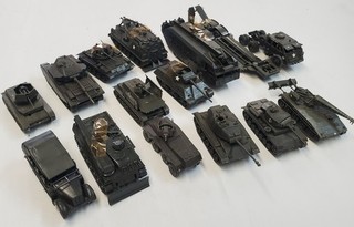 Enorme lotto HO scala 1/87 costruiti ROCO Austria minitanks tank kit ricambi ecc
