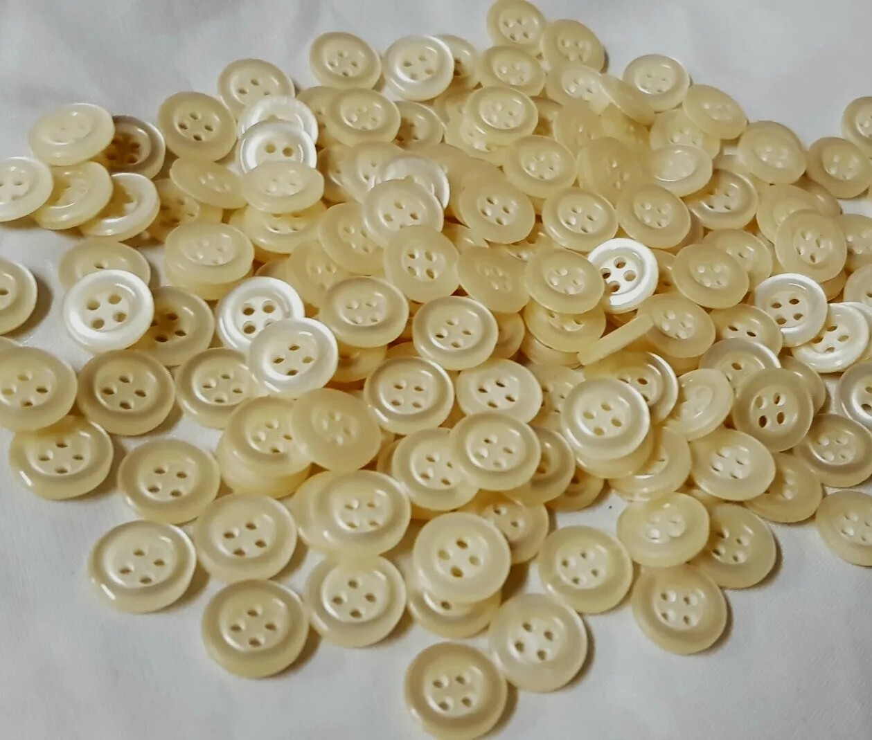 Bouton Ancien En Lucite Beige - Mercerie Vintage (réf. 2043)