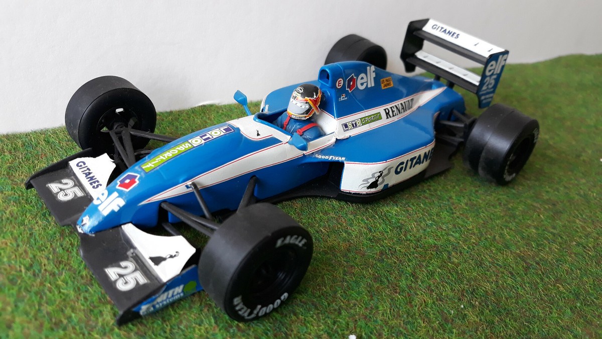 Miniature F1 Ligier Renault JS37 N°25 - 1/24 Onyx - Pilote Boutsen - Gitanes