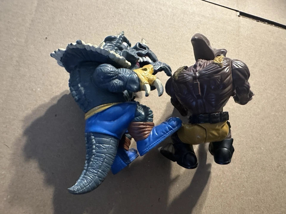 Lote de figuras Extreme Dinosaurs Bullzeye & Spike de colección Street Sharks 1996 Foto 3 de 4
