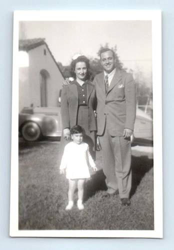 Old Vintage Photo AFFECTIONATE MAN WOMAN CHILD CLASSIC CAR FRONT YARD PICTURE