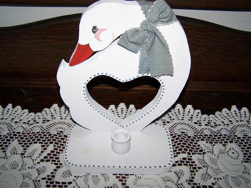 VTG PRIMITIVE HAND CRAFTED BLUE & WHITE WOODEN GOOSE CANDLE HOLDER 