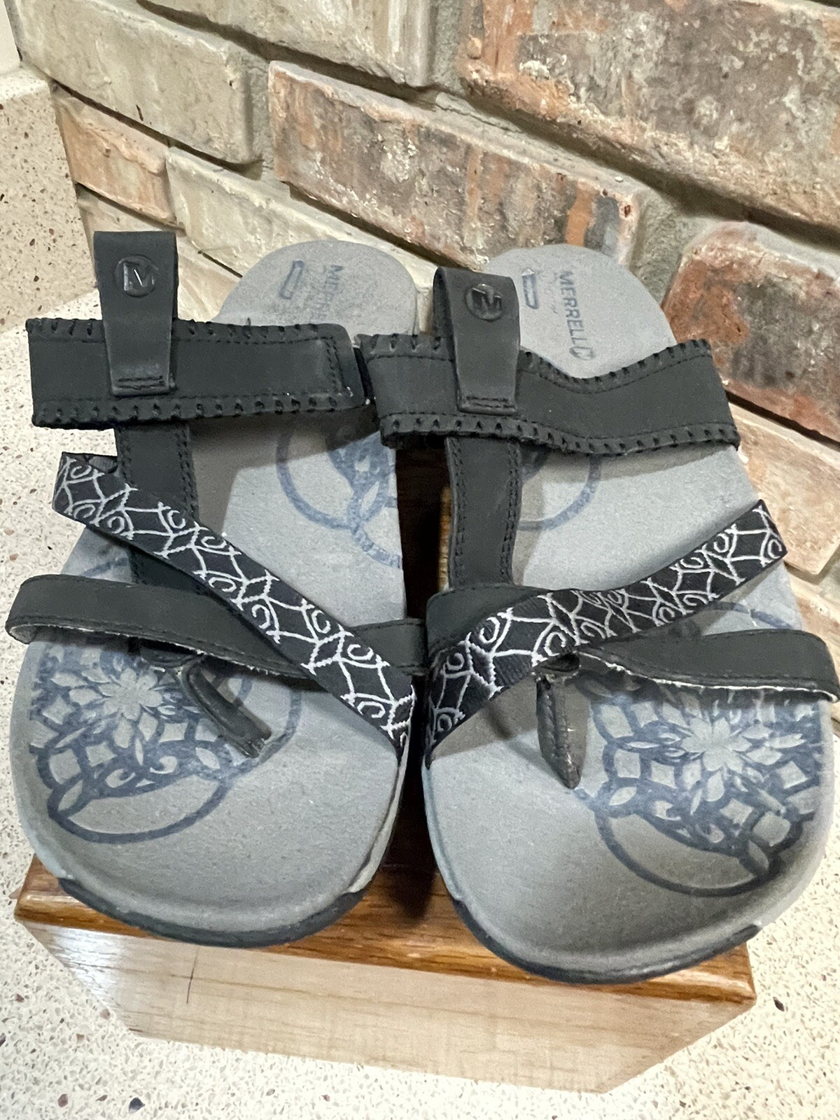 Sandali da donna Merrell taglia 10 neri e grigi scarpe comode casual infradito