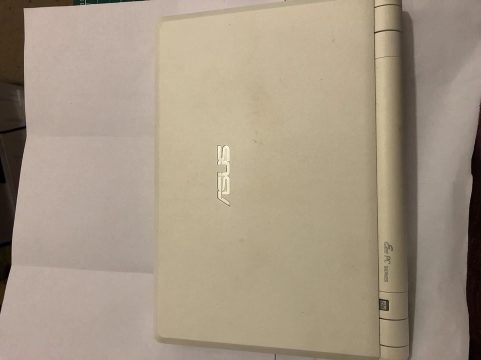 ASUS Eee PC SSD 2G Surf white Netbook with ac power supply - Image 4 of 4