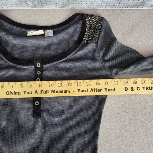Top térmico de 4 botones con lentejuelas/cuentas rosa MIss Me gris medio para mujer - Imagen 7 de 9