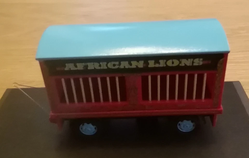 Oxford CH016A Chipperfields Lions Trailer Edition 0635 Modell 1:76 H0 OVP - Bild 2 von 4