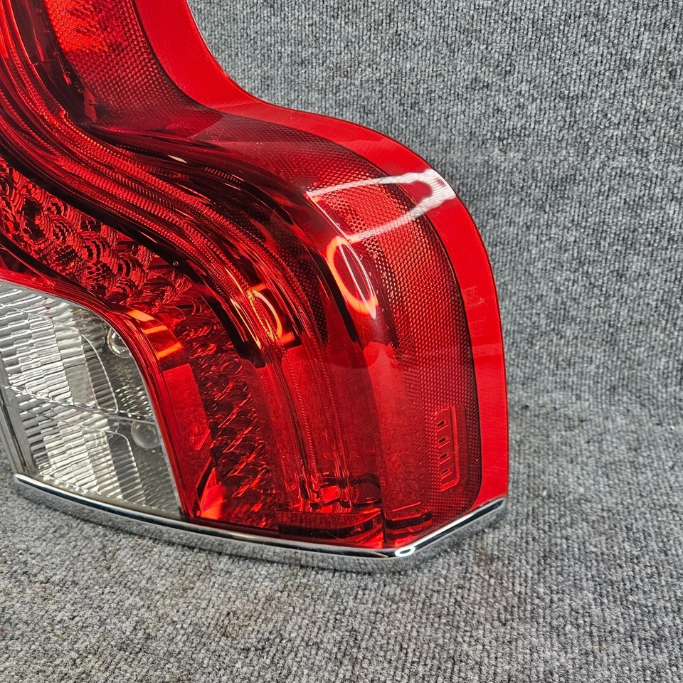 Conjunto de luz trasera inferior derecha pasajero Volvo XC90 2013-2014 31335507 LED OEM Foto 4 de 4
