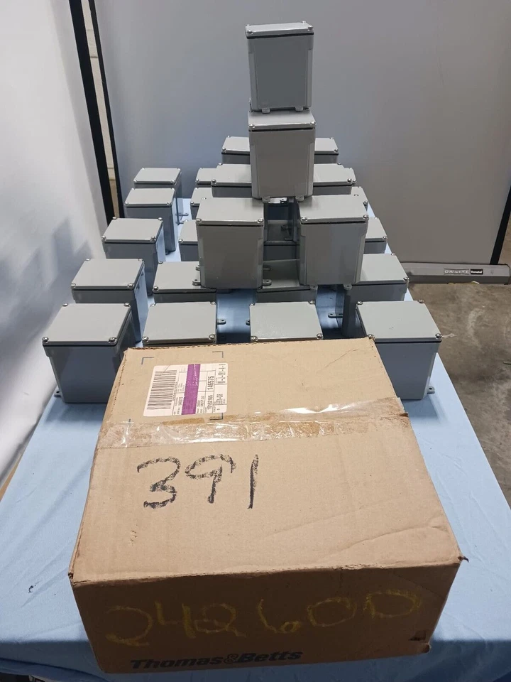 Caja de conexiones moldeada de PVC conducto marino Carlon 4"x4"x4" CANTIDAD-29 E987N 005 Foto 3 de 4