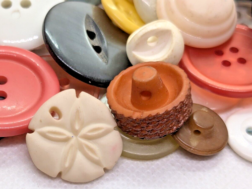 Lot Vintage Buttons Various Sizes, Colors & Designs for Sewing, Jewelry & Craft - Picture 16 of 19