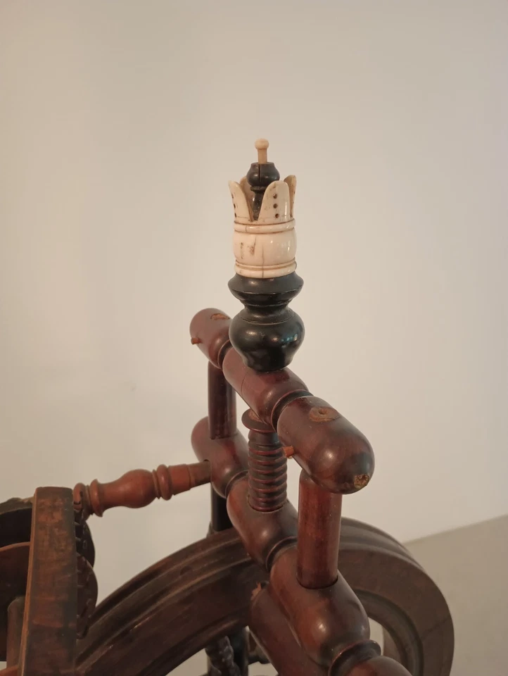 Antiguo Giratorio Alemán Tallado a Mano Funciona con Ébano y Hueso Lino Distaff 47" Alto Foto 3 de 4