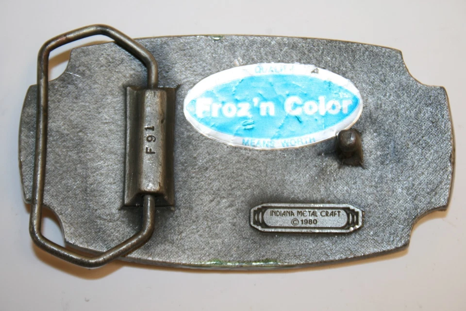 Hebilla de cinturón vintage 1980 rara de latón y esmalte verde música country en forma de EE. UU. Foto 3 de 4