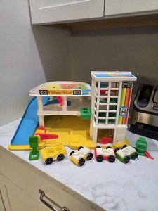 Garage Fisher-Price 930 – 1970 – Avec 17 Véhicules + Personnages + Mini Bus