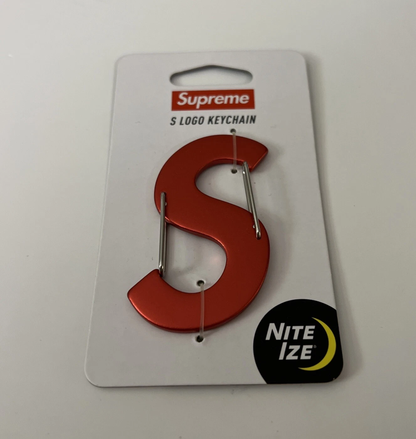 PORTE CLÉS SUPREME /NITE IZE (S LOGO) ROUGE FW21 (NEUF) (100% AUTHENTIQUE)