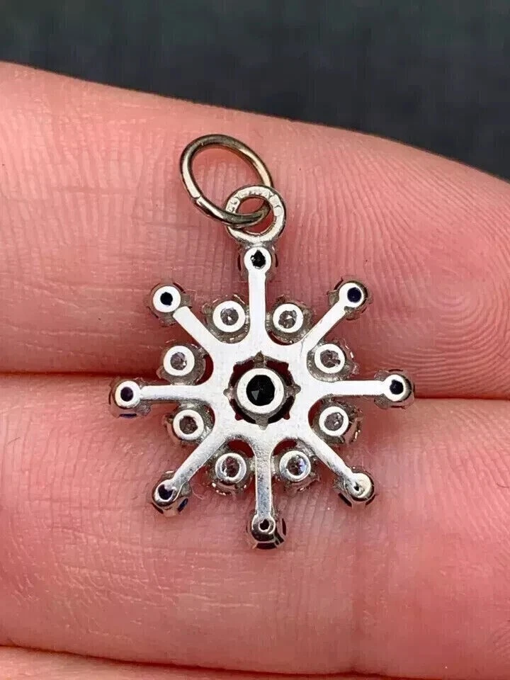 Colgante de copos de nieve de diamantes y zafiro azul de corte redondo de 1,45 quilates de oro blanco de 14 k Foto 2 de 4