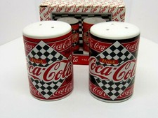 Salière et poivrière drapeaux Coca Cola Nascar neuve avec boite en très bon état 