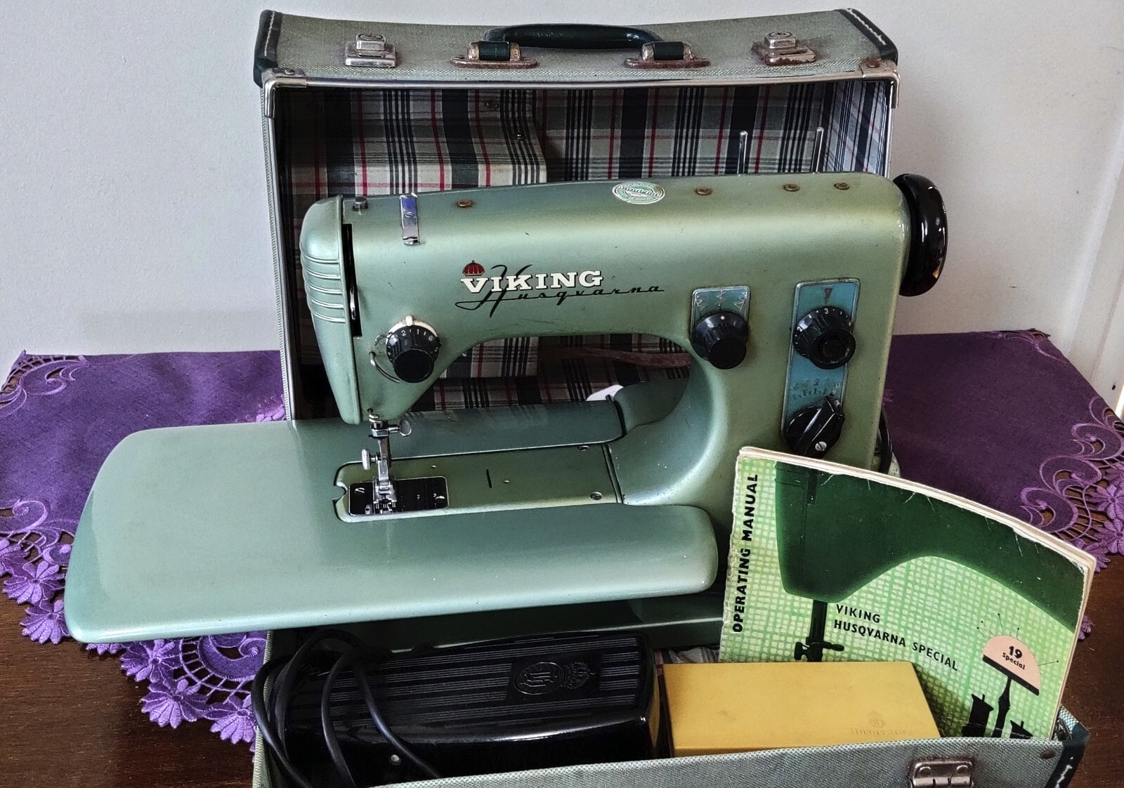 Vintage Husqvarna Viking 19 Special Heavy Duty Zig Zag Electric Sewing