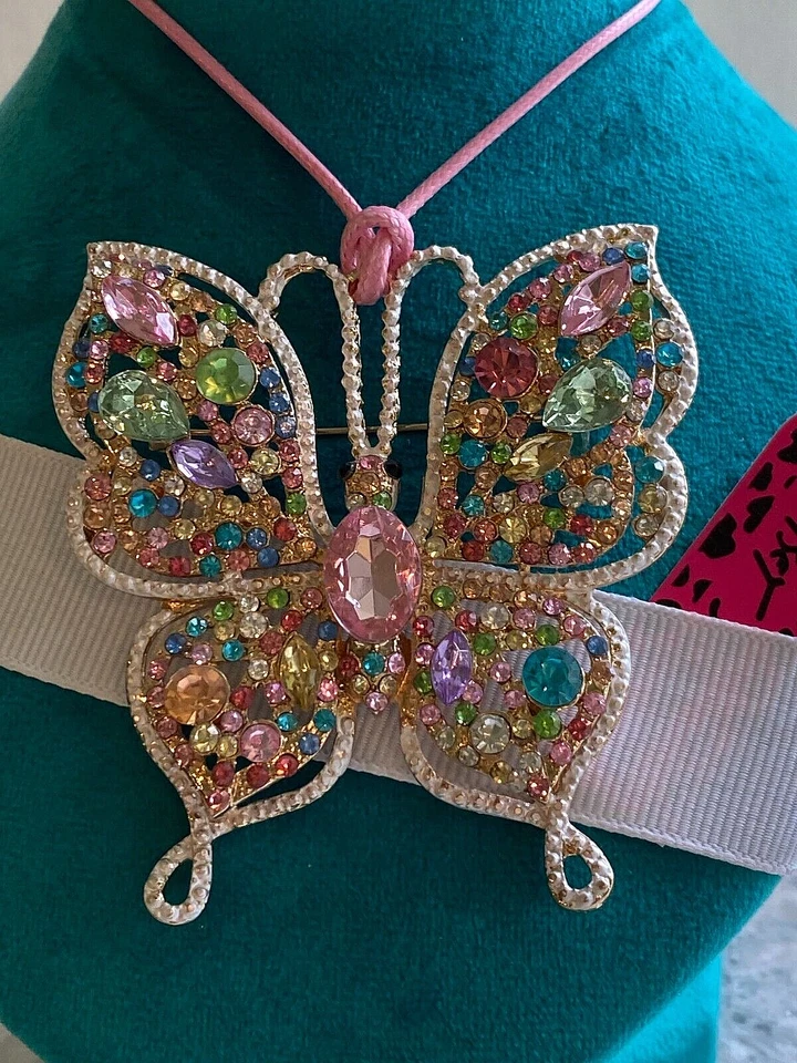 BROCHE BETSEY JOHNSON CRISTALES MULTICOLORES GRANDE SIN MARIPOSAS CUERO CORDÓN ROSA Foto 2 de 3