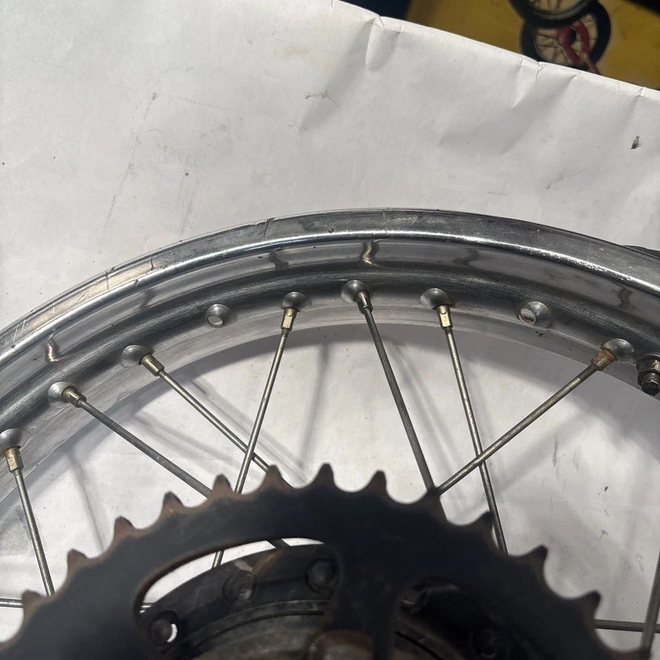 1971 - 1976 铃木 TS250 TS 250 Savage 原始设备制造商后轮辋轮毂制动轴间距 ✅ — 第 3/4 张图片