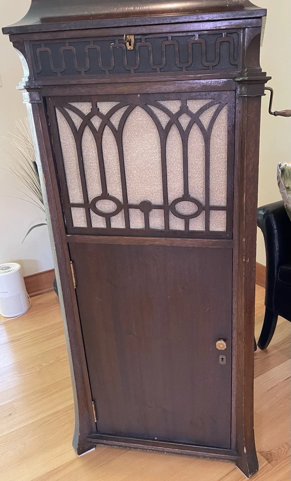 Antiguo tocadiscos Edison 1919 con 25 discos. Bonito gabinete de madera maciza raro Foto 2 de 4