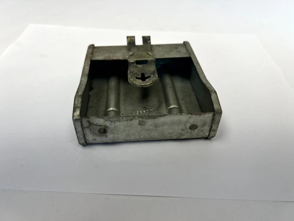 Bandeja de cenizas de lujo Plymouth Cambridge Concord 1951-1952 1248928 nueva en stock Foto 2 de 4