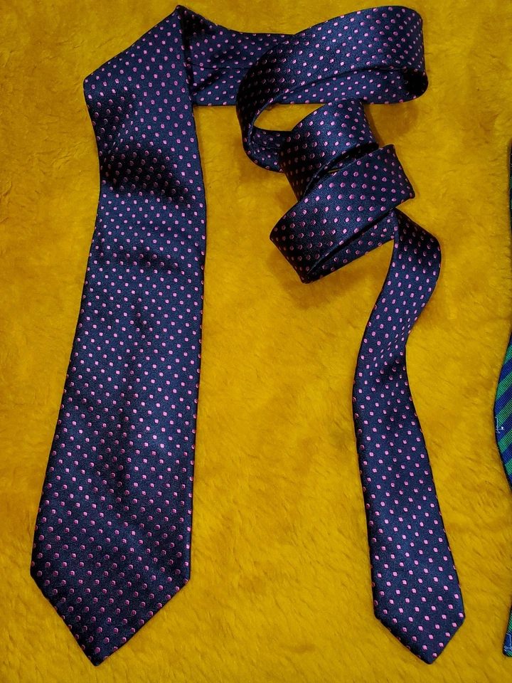 BARNEYS ~ CORBATA PARA HOMBRE ~ AZUL OSCURO / ÍNDIGO con LUNARES ROSAS ~ SUAVE ~ 59" Foto 2 de 3