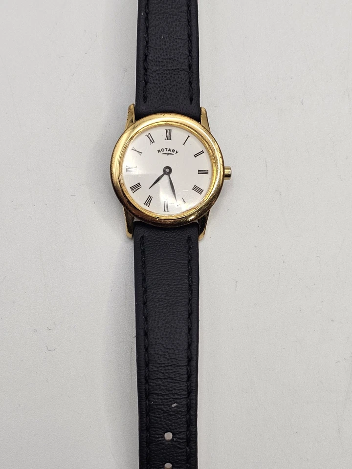 Reloj de cuarzo giratorio para mujer tono dorado correa de cuero genuino negro esfera romana Foto 2 de 4